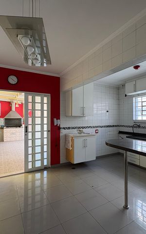 Casa à venda com 250m², 4 quartos e 4 vagas Casa à venda com 250m², 4 quartos e 4 vagasCozinha