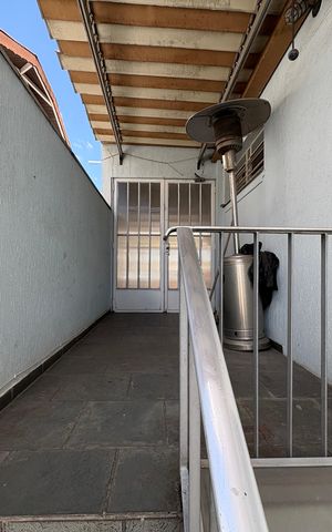 Casa à venda com 250m², 4 quartos e 4 vagas Casa à venda com 250m², 4 quartos e 4 vagasEntrada lateral