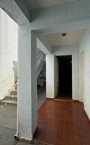 Casa à venda com 250m², 4 quartos e 4 vagas Casa à venda com 250m², 4 quartos e 4 vagasEntrada lateral