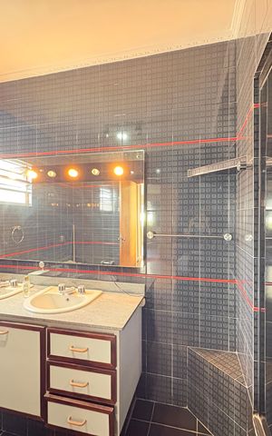 Casa à venda com 250m², 4 quartos e 4 vagas Casa à venda com 250m², 4 quartos e 4 vagasBanheiro da Suíte 1