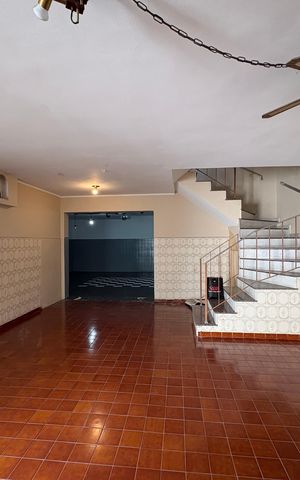 Casa à venda com 250m², 4 quartos e 4 vagas Casa à venda com 250m², 4 quartos e 4 vagasEspaço de Jogos