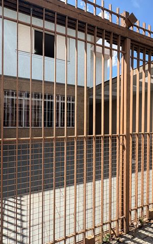 Casa à venda com 250m², 4 quartos e 4 vagas Casa à venda com 250m², 4 quartos e 4 vagasFachada