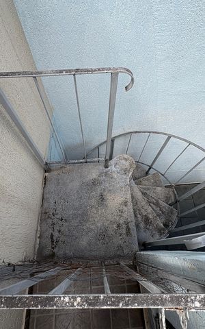 Casa à venda com 250m², 4 quartos e 4 vagas Casa à venda com 250m², 4 quartos e 4 vagasEscada para Churrasqueira