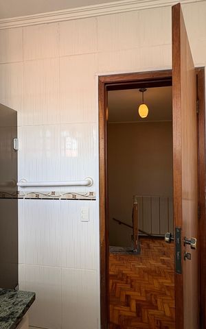 Casa à venda com 250m², 4 quartos e 4 vagas Casa à venda com 250m², 4 quartos e 4 vagasBanheiro