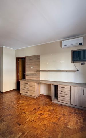 Casa à venda com 250m², 4 quartos e 4 vagas Casa à venda com 250m², 4 quartos e 4 vagasSuíte