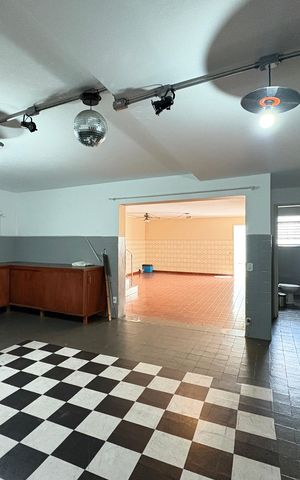 Casa à venda com 250m², 4 quartos e 4 vagas Casa à venda com 250m², 4 quartos e 4 vagasSalão de Festas