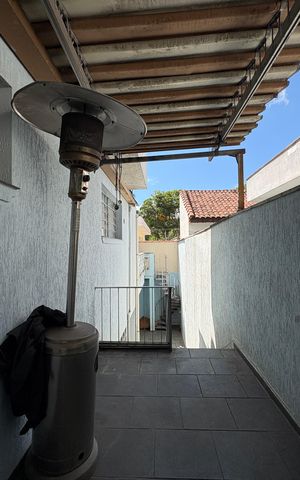 Casa à venda com 250m², 4 quartos e 4 vagas Casa à venda com 250m², 4 quartos e 4 vagasEntrada lateral
