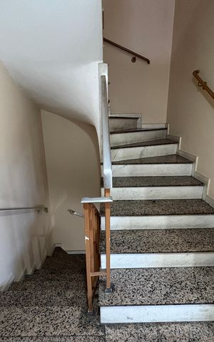 Casa à venda com 250m², 4 quartos e 4 vagas Casa à venda com 250m², 4 quartos e 4 vagasEscada