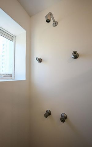 Apartamento à venda com 350m², 4 quartos e 5 vagasChuveiro do Banheiro da Suíte 2