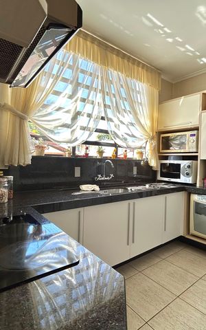 Casa para alugar com 374m², 6 quartos e 6 vagas Casa para alugar com 374m², 6 quartos e 6 vagasCozinha
