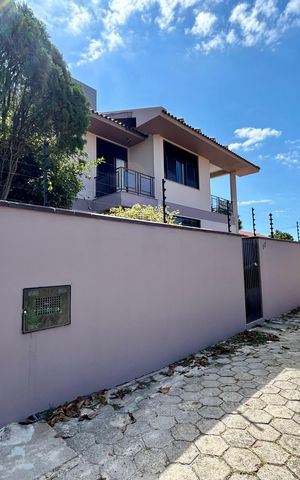 Casa para alugar com 374m², 6 quartos e 6 vagas Casa para alugar com 374m², 6 quartos e 6 vagasFachada