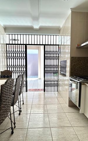 Casa para alugar com 374m², 6 quartos e 6 vagas Casa para alugar com 374m², 6 quartos e 6 vagasÁrea Gourmet