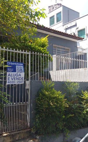 Casa à venda com 170m², 7 quartos e 2 vagas Casa à venda com 170m², 7 quartos e 2 vagasFachada