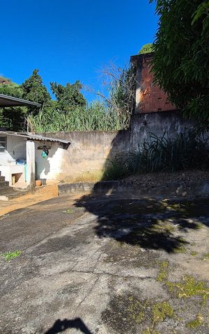 Casa à venda com 67m², 2 quartos e sem vagaTerreno nos fundos 