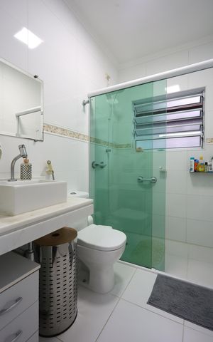 Casa de condomínio à venda com 220m², 4 quartos e 2 vagas Casa de condomínio à venda com 220m², 4 quartos e 2 vagasBanheiro