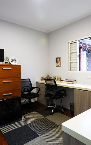 Casa de condomínio à venda com 220m², 4 quartos e 2 vagas Casa de condomínio à venda com 220m², 4 quartos e 2 vagasEscritório