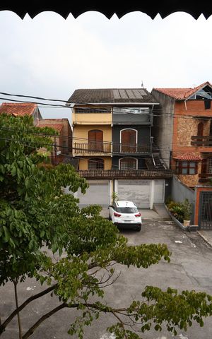 Casa de condomínio à venda com 220m², 4 quartos e 2 vagas Casa de condomínio à venda com 220m², 4 quartos e 2 vagasvista