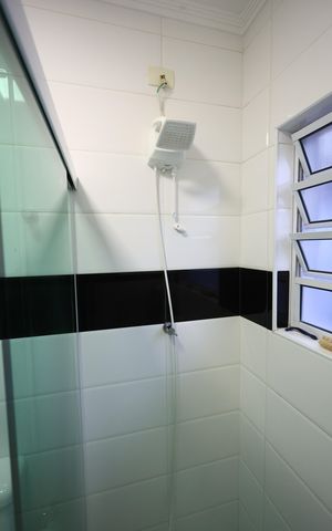 Casa de condomínio à venda com 220m², 4 quartos e 2 vagas Casa de condomínio à venda com 220m², 4 quartos e 2 vagasBanheiro