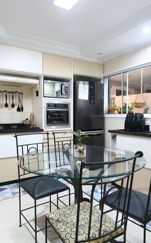 Casa de condomínio à venda com 220m², 4 quartos e 2 vagas Casa de condomínio à venda com 220m², 4 quartos e 2 vagascozinha