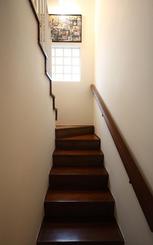 Casa de condomínio à venda com 220m², 4 quartos e 2 vagas Casa de condomínio à venda com 220m², 4 quartos e 2 vagasEscada
