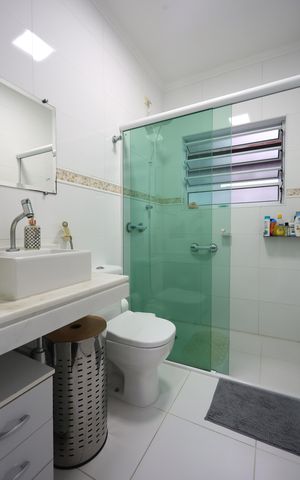 Casa de condomínio à venda com 220m², 4 quartos e 2 vagas Casa de condomínio à venda com 220m², 4 quartos e 2 vagasBanheiro