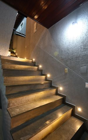 Casa de condomínio à venda com 220m², 4 quartos e 2 vagas Casa de condomínio à venda com 220m², 4 quartos e 2 vagasEscada