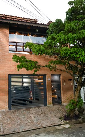 Casa de condomínio à venda com 220m², 4 quartos e 2 vagas Casa de condomínio à venda com 220m², 4 quartos e 2 vagasVista