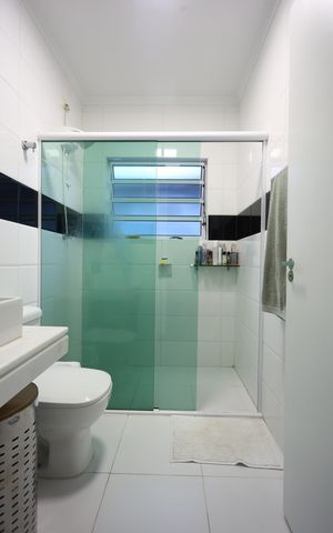 Casa de condomínio à venda com 220m², 4 quartos e 2 vagas Casa de condomínio à venda com 220m², 4 quartos e 2 vagasBanheiro