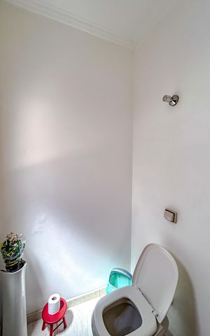 Casa à venda com 320m², 5 quartos e 6 vagasLavabo - Casa 1