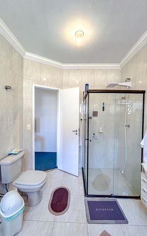 Casa à venda com 320m², 5 quartos e 6 vagasBanheiro da Suíte 1