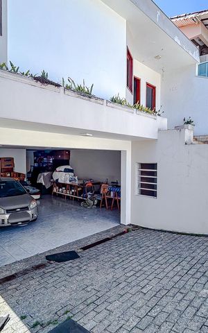 Casa à venda com 320m², 5 quartos e 6 vagasGaragem