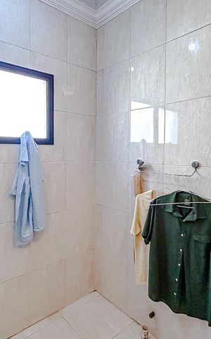 Casa à venda com 320m², 5 quartos e 6 vagasBanheiro - Casa 1