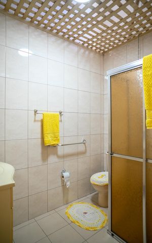 Casa à venda com 175m², 3 quartos e 2 vagas Casa à venda com 175m², 3 quartos e 2 vagasBanheiro Social