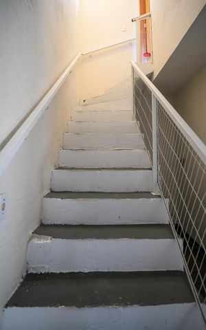 Casa à venda com 175m², 3 quartos e 2 vagas Casa à venda com 175m², 3 quartos e 2 vagasEscada para Quarto 3 - Suite