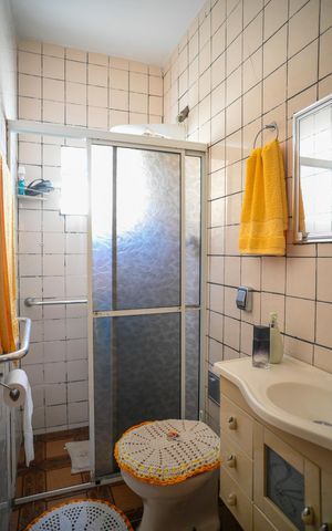 Casa à venda com 175m², 3 quartos e 2 vagas Casa à venda com 175m², 3 quartos e 2 vagasEdícula - Banheiro