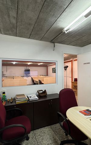 Casa à venda com 300m², 3 quartos e 2 vagasQuarto de Serviço 