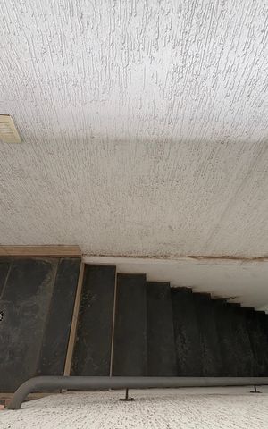 Casa à venda com 300m², 3 quartos e 2 vagasEscada para Área de serviço 