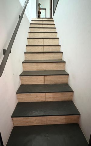 Casa à venda com 300m², 3 quartos e 2 vagasEscada de entrada 