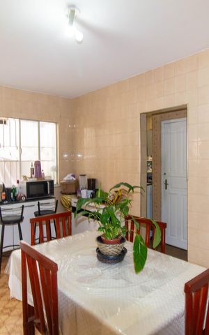 Casa à venda com 198m², 4 quartos e 2 vagas Casa à venda com 198m², 4 quartos e 2 vagasCozinha e Área de Serviço