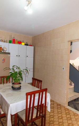 Casa à venda com 198m², 4 quartos e 2 vagas Casa à venda com 198m², 4 quartos e 2 vagasCozinha e Área de Serviço
