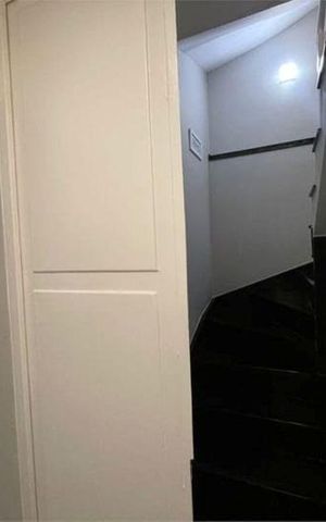 Casa para alugar com 300m², 4 quartos e 7 vagas Casa para alugar com 300m², 4 quartos e 7 vagasEscada