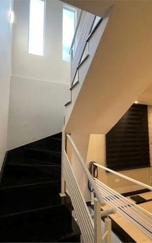 Casa para alugar com 300m², 4 quartos e 7 vagas Casa para alugar com 300m², 4 quartos e 7 vagasEscada