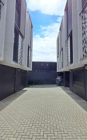 Casa de condomínio à venda com 154m², 2 quartos e 2 vagas Casa de condomínio à venda com 154m², 2 quartos e 2 vagasFachada