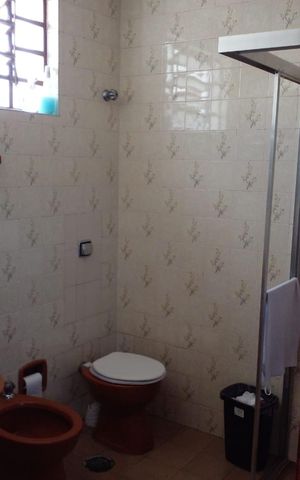 Casa à venda com 237m², 4 quartos e 2 vagas Casa à venda com 237m², 4 quartos e 2 vagasBanheiro