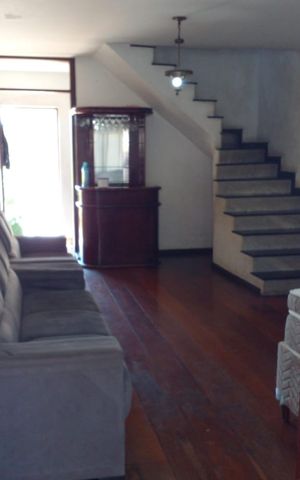 Casa à venda com 237m², 4 quartos e 2 vagas Casa à venda com 237m², 4 quartos e 2 vagasSala