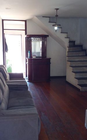 Casa à venda com 237m², 4 quartos e 2 vagas Casa à venda com 237m², 4 quartos e 2 vagasSala