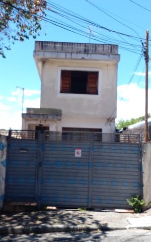 Casa à venda com 237m², 4 quartos e 2 vagas Casa à venda com 237m², 4 quartos e 2 vagasFachada