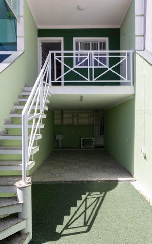 Casa à venda com 185m², 3 quartos e 4 vagas Casa à venda com 185m², 3 quartos e 4 vagasEscada Fundos