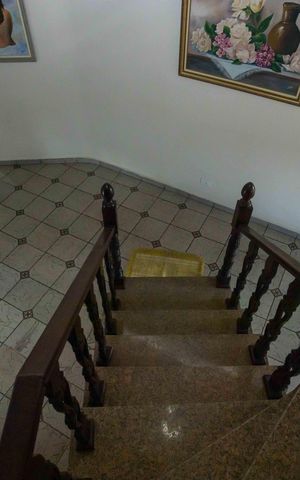 Casa para alugar com 300m², 4 quartos e 4 vagasEscada