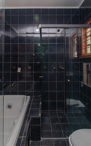 Casa para alugar com 333m², 4 quartos e 6 vagas Casa para alugar com 333m², 4 quartos e 6 vagasBanheiro do Quarto 2